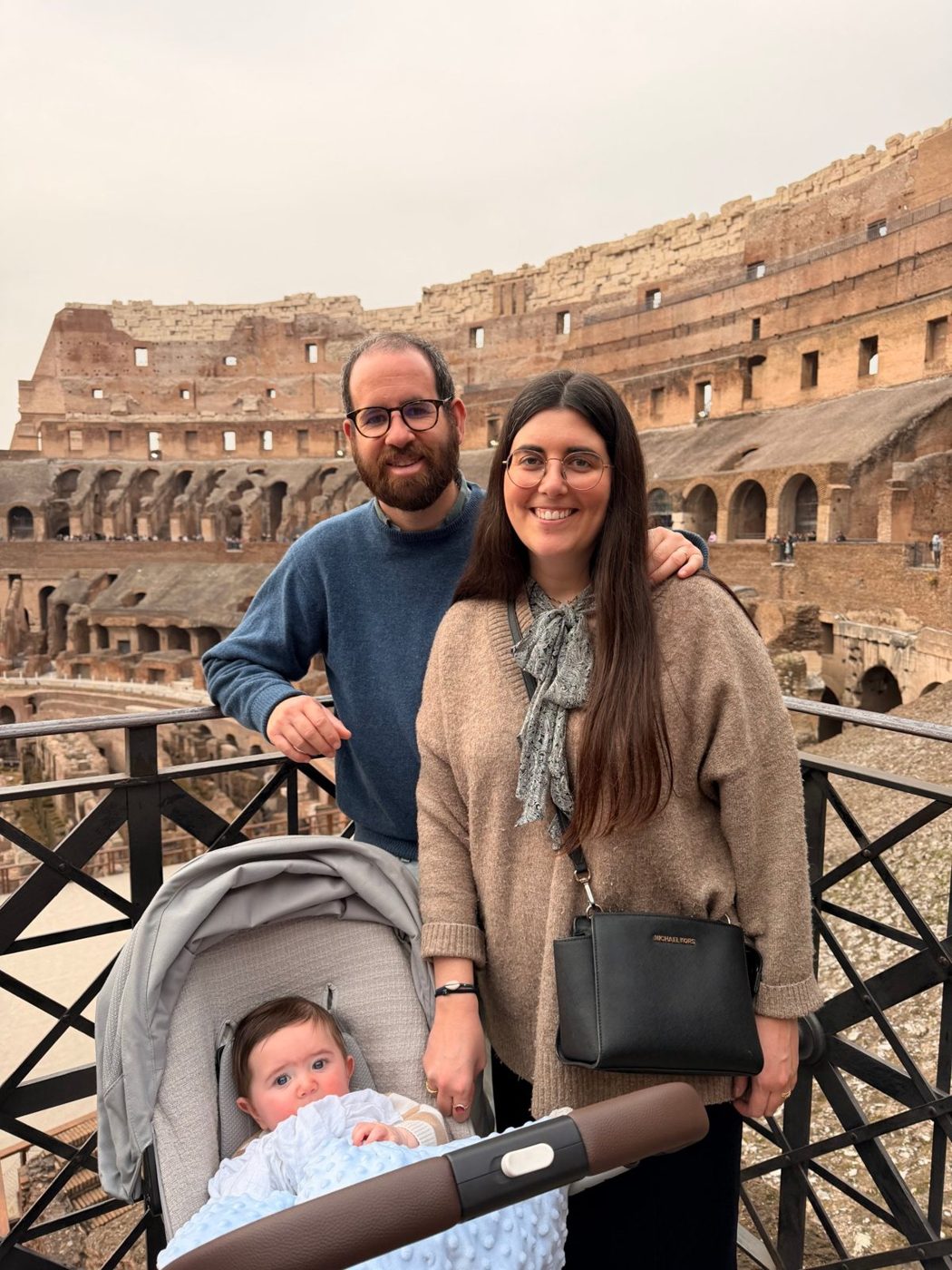 A Mariana, o marido e o Joaquim Maria em viagem, dentro do Coliseu de Roma